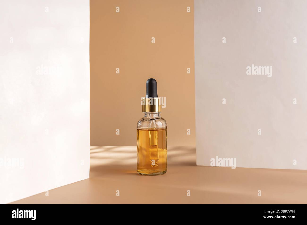 Trendiger Hintergrund mit naturkosmetischer Hautpflegeflasche. Produktpräsentation. Kosmetik- und Körperpflegeprodukt-Konzept. Flasche mit Gesichtsöl oder Schönheitsglas Stockfoto