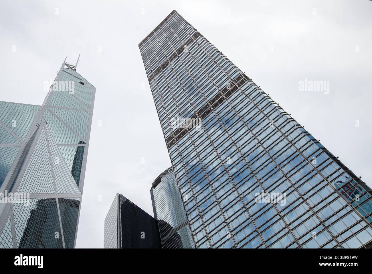 Hongkong - 15. Juli 2017: Moderne Wolkenkratzer mit Glasfassaden aus einem niedrigen Winkel in einem Stadtzentrum Stockfoto