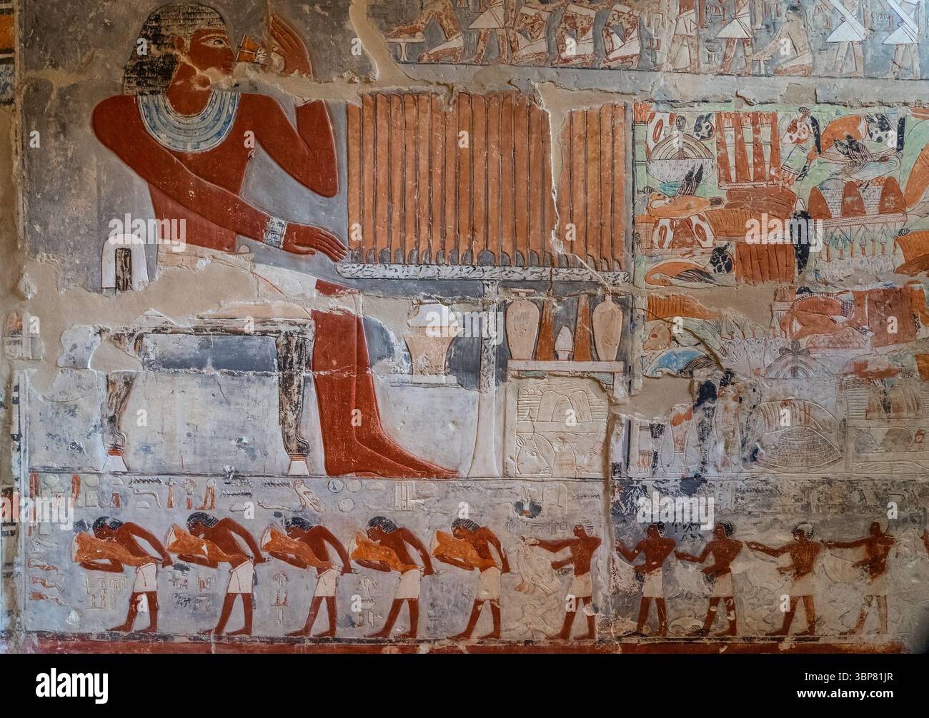 Relief aus dem Grab von Mehu: Der Verstorbene vor dem Opfertisch Stockfoto