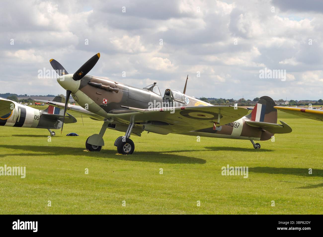Supermarine Spitfire Kampfflugzeug aus dem Zweiten Weltkrieg auf der Duxford Airshow in England. Warbirds und historische Flugzeuge. Stockfoto