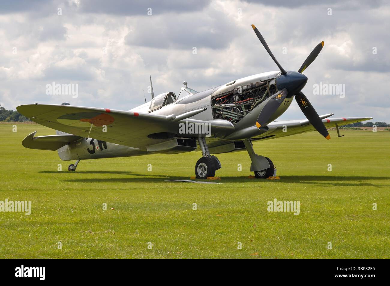 Supermarine Spitfire Kampfflugzeug aus dem Zweiten Weltkrieg auf der Duxford Airshow in England. Warbirds und historische Flugzeuge. Stockfoto