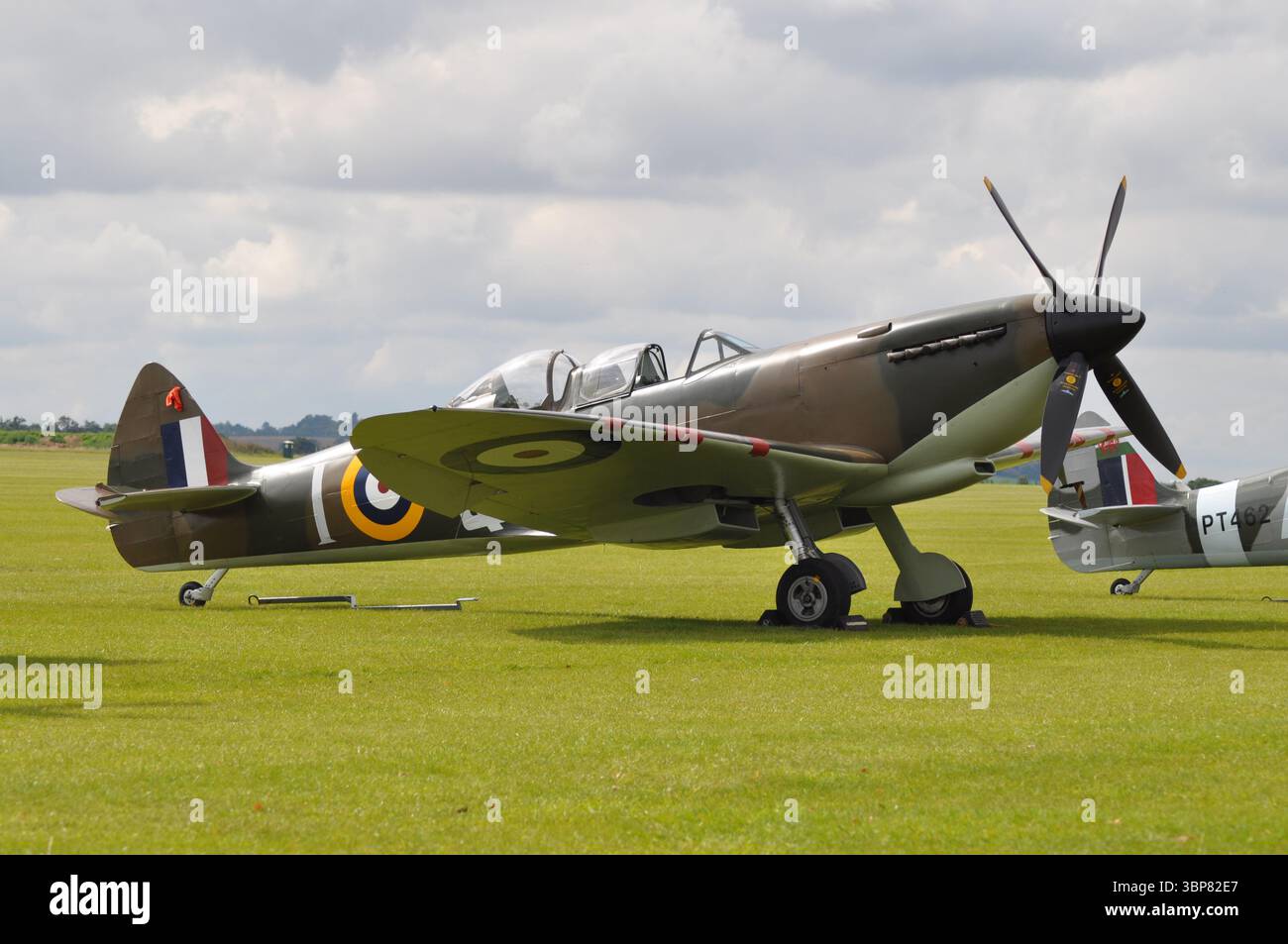 Supermarine Spitfire Kampfflugzeug aus dem Zweiten Weltkrieg auf der Duxford Airshow in England. Warbirds und historische Flugzeuge. Stockfoto