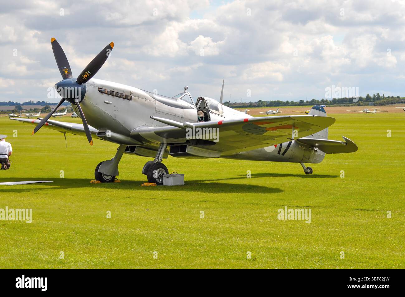 Supermarine Spitfire Kampfflugzeug aus dem Zweiten Weltkrieg auf der Duxford Airshow in England. Warbirds und historische Flugzeuge. Stockfoto
