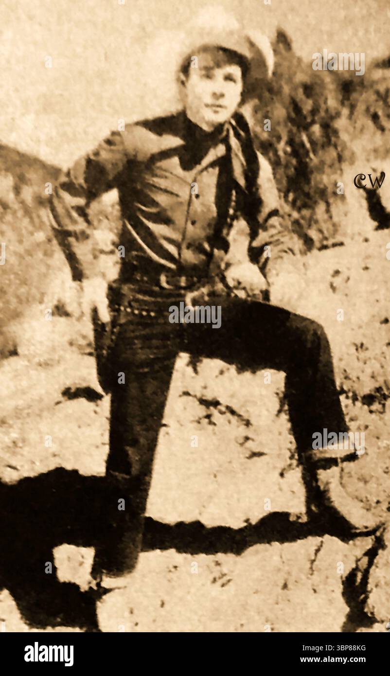 FILM - FILME - KINO - GESCHICHTE - Filmstar Roy Rodgers fotografierte 1944. Rogers, wirklicher Name Leonard Franklin Slye (1911–1998), auch bekannt als The Singing Cowboy und The King of the Cowboys, war ein US-amerikanischer Sänger und Schauspieler, der auch als TV-Moderator, Yodeller und Rodeo-Darsteller arbeitete. Er war Mitbegründer und sang mit Sons of the Pioneers Western. Eine seiner beiden Ehefrauen war Dale Evans Stockfoto