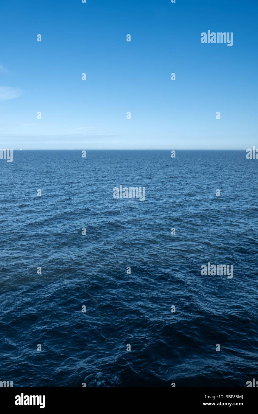 Die Ostsee, der blaue Himmel und das Wasser riesige Meereslandschaft im Hintergrund. Stockfoto