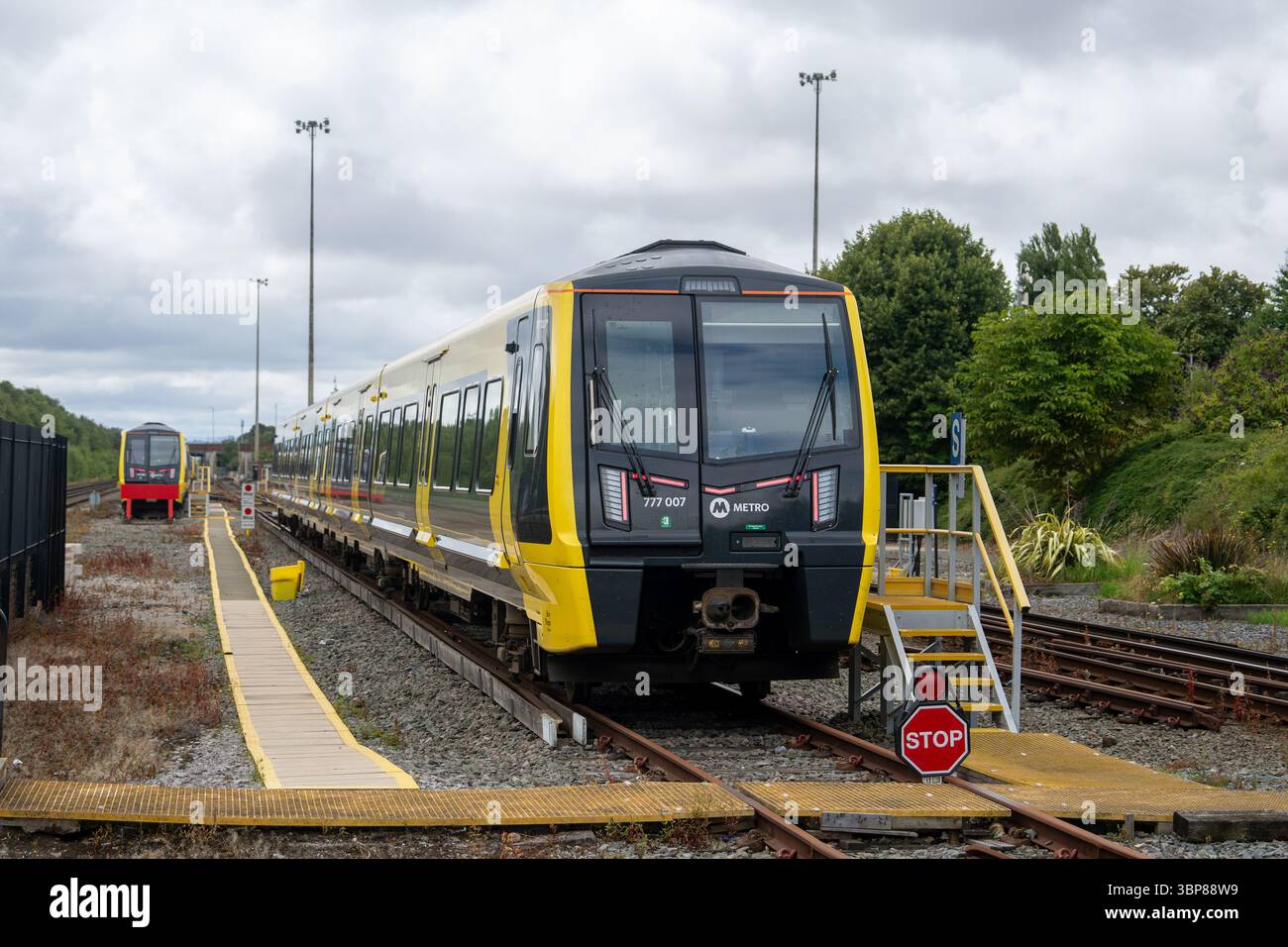Class 777 Merseyrail Train am Bahnhof Kirkdale in Liverpool Juli 2025 Stockfoto