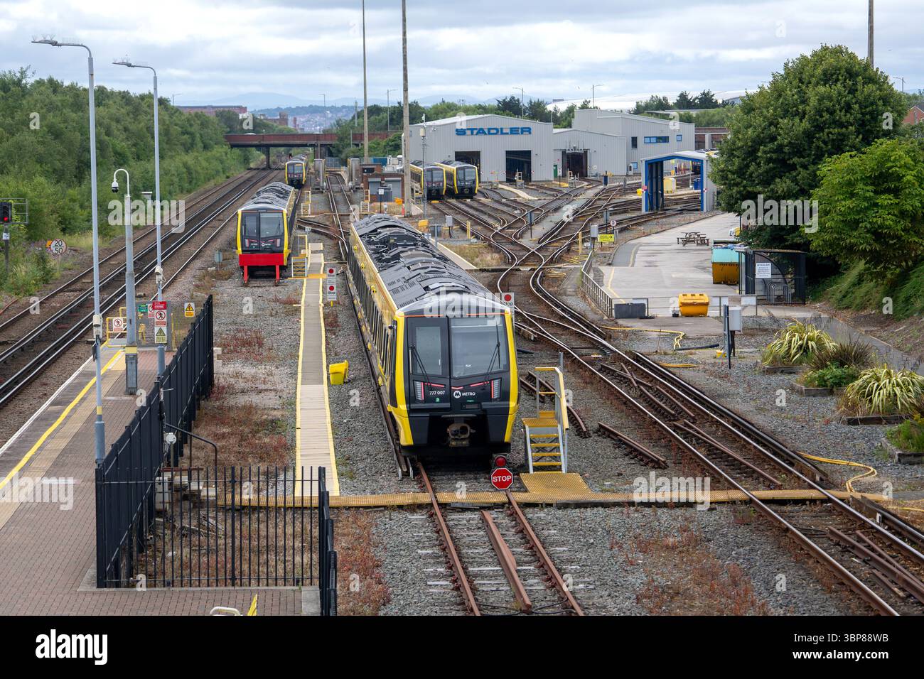 Class 777 Merseyrail Train am Bahnhof Kirkdale in Liverpool Juli 2025 Stockfoto