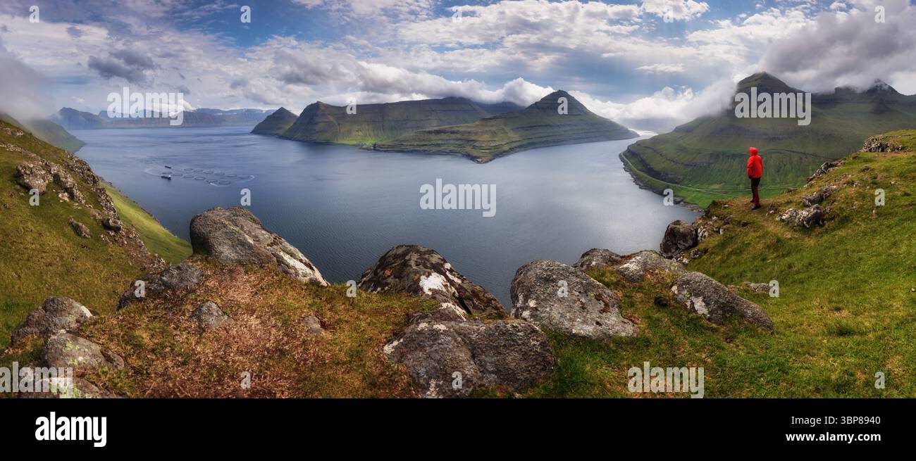 Sommer Bergpanorama Blick auf den Funningur Fjord vom Funningur Gipfel. Eysturoy Island, Färöer Inseln. Stockfoto