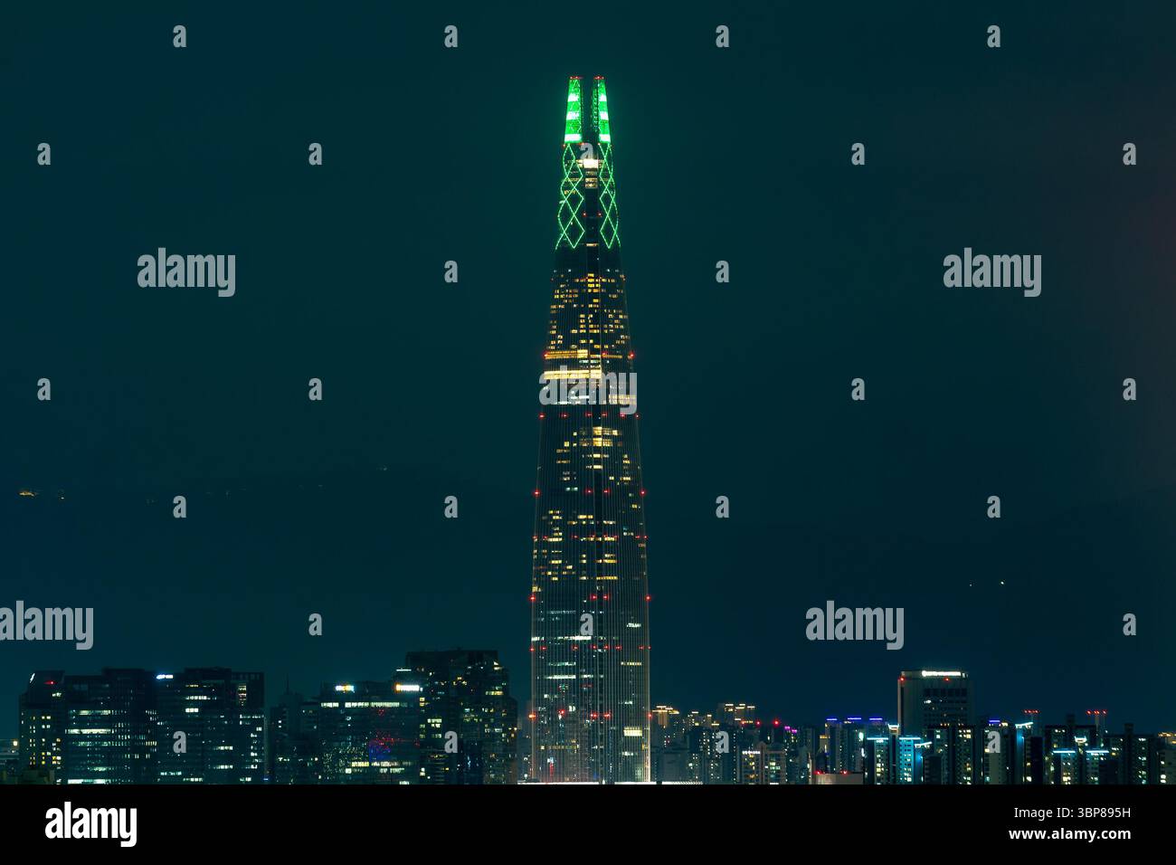 Lotte World Tower in Emerald Lights Stockfoto