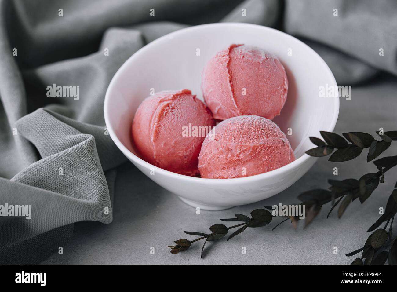Essen, leckere Erdbeer-Eiskugeln in der Schüssel Stockfoto