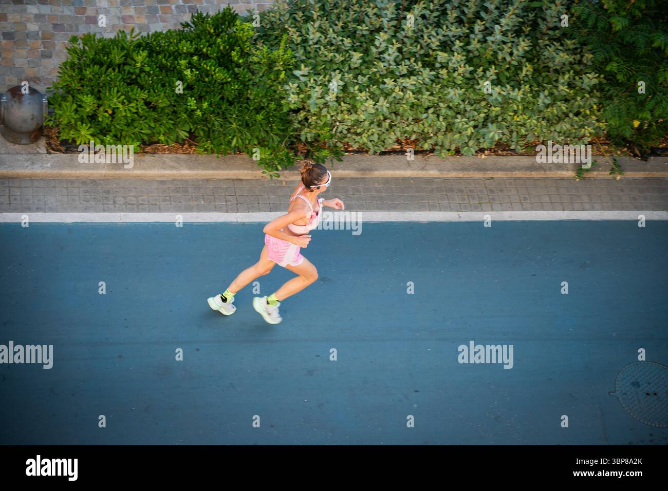 Engagierte Läuferin Training hart bleiben fit Ziele erreichen Stadtstraße Übung gesunde Entscheidungen. Stockfoto