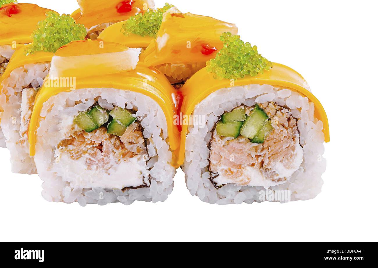 Essen, lebendiges Bild mit einer frischen Mango-Sushi-Rolle mit lebhaften Belägen auf weißem Hintergrund Stockfoto