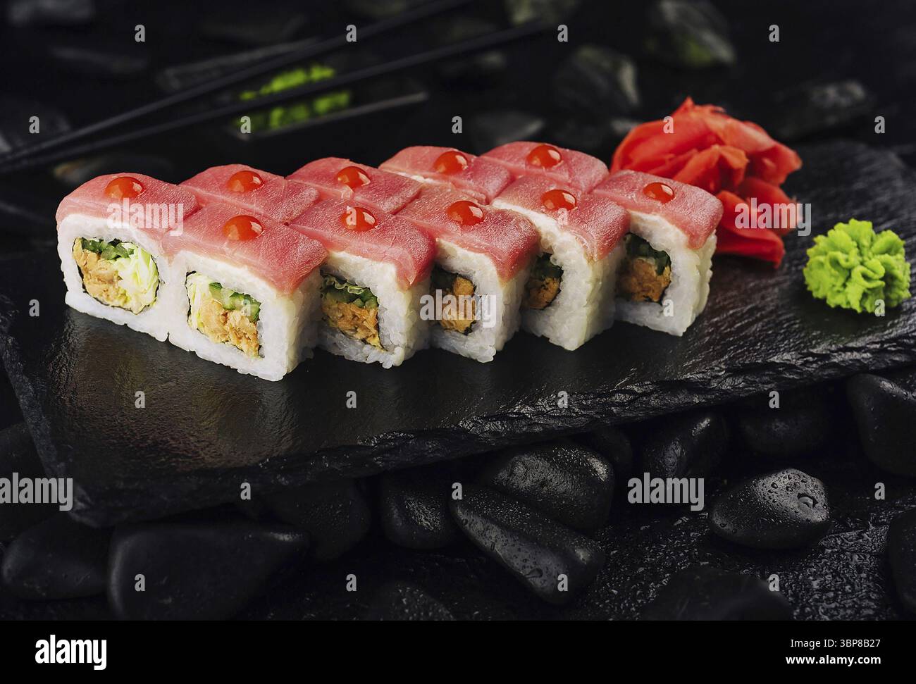 Essen, japanisches Essen, Thunfisch-Sushi-Brötchen auf Steinbrett Stockfoto