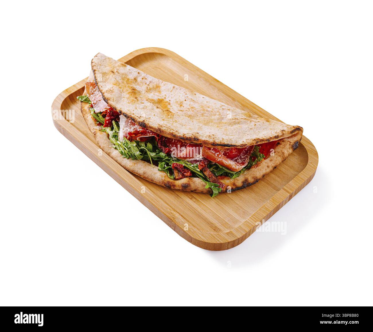 Das Essen, Ein Fladenbrot-Sandwich gefüllt mit lebendigem Gemüse, saftigen Tomaten und geschmolzenem Käse, liegt auf einem Holztablett, das ein farbenfrohes und appetitliches Ambiente bietet Stockfoto Das Essen, Ein Fladenbrot-Sandwich gefüllt mit lebendigem Gemüse, saftigen Tomaten und geschmolzenem Käse, liegt auf einem Holztablett, das ein farbenfrohes und appetitliches Ambiente bietet Stockfoto