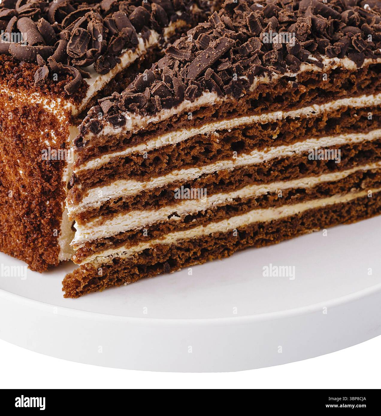 Essen, dekadente Scheibe mehrschichtiger Schokoladenkuchen mit Schokoladenspänen oben, isoliert auf weißem Hintergrund Stockfoto