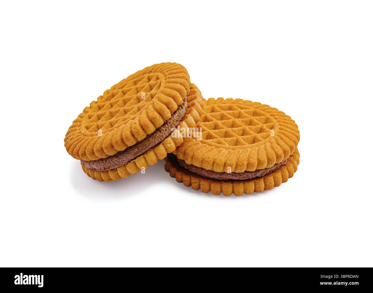 Lebensmittel, zwei orangefarbene Kekse mit strukturiertem Design sitzen auf einer sauberen weißen Oberfläche eng zusammen und zeigen ihre Schokoladenfüllung. Die satten Farbkontraste Stockfoto