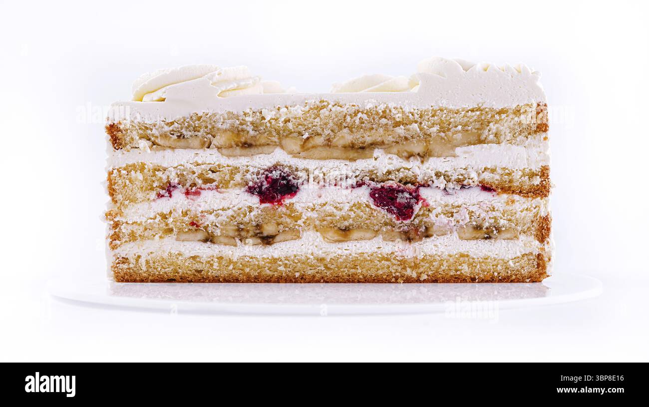 Speisen, Ein mehrschichtiger Kuchen mit mehreren Teilen feuchten Schwammes, Cremeschichten und Fruchtfüllung wird elegant präsentiert. Dieses Dessert ist ideal für jeden Stockfoto