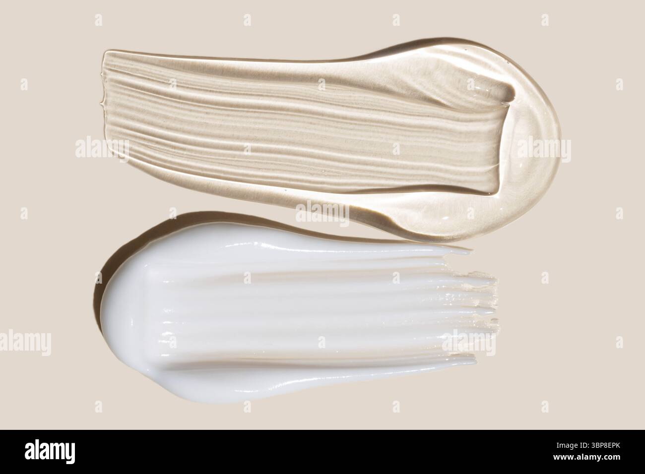 Creme- und Gel-Texturstriche isoliert auf beigefarbenem Hintergrund. Gesichtscreme, Gel oder Körperlotion Hautpflege. Gesichtscreme Kosmetik-Abstrichmuster Stockfoto