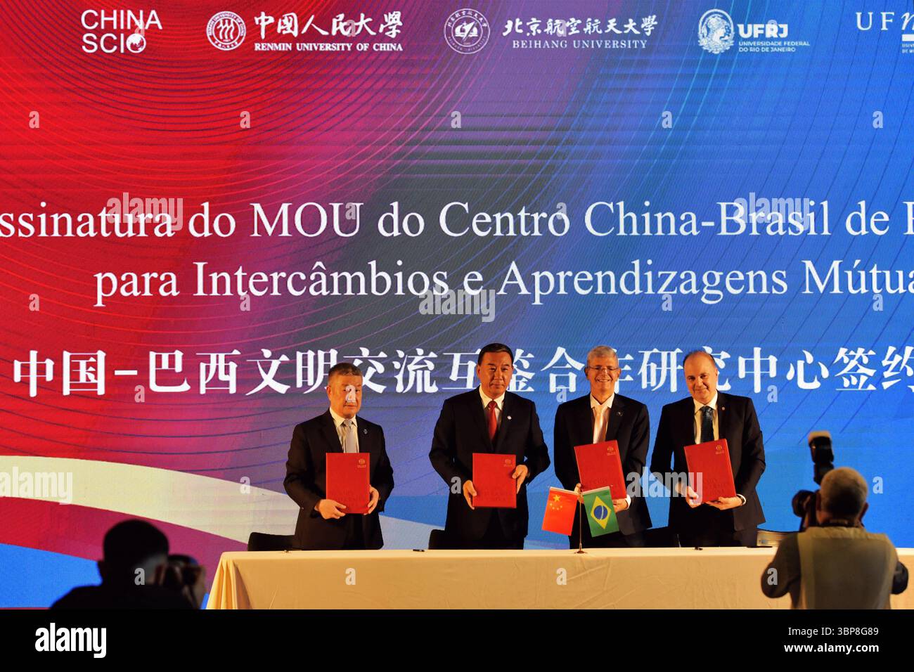 Rio de Janeiro, Brasilien, 5. Juli 2025. Das China-Brazil Center for Civilizational Exchange and Mutual Learning wurde offiziell in Rio de Janeiro eröffnet, der zweitgrößten Stadt Brasiliens, die gemeinsam von der Renmin University und der Beihang University gegründet wurde, zusammen mit der brasilianischen Federal University of Rio de Janeiro und der Federal University of Minas Gerais am 5. Juli 2025 Ortszeit. Quelle: Lin Chunyin/China News Service/Alamy Live News Stockfoto
