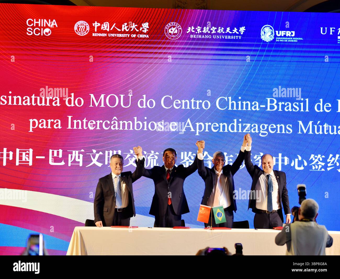 Rio de Janeiro, Brasilien, 5. Juli 2025. Das China-Brazil Center for Civilizational Exchange and Mutual Learning wurde offiziell in Rio de Janeiro eröffnet, der zweitgrößten Stadt Brasiliens, die gemeinsam von der Renmin University und der Beihang University gegründet wurde, zusammen mit der brasilianischen Federal University of Rio de Janeiro und der Federal University of Minas Gerais am 5. Juli 2025 Ortszeit. Quelle: Lin Chunyin/China News Service/Alamy Live News Stockfoto