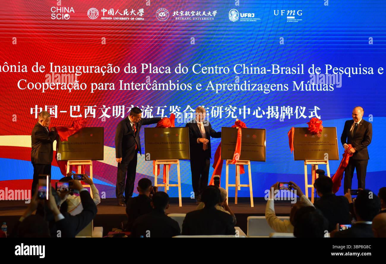 Rio de Janeiro, Brasilien, 5. Juli 2025. Das China-Brazil Center for Civilizational Exchange and Mutual Learning wurde offiziell in Rio de Janeiro eröffnet, der zweitgrößten Stadt Brasiliens, die gemeinsam von der Renmin University und der Beihang University gegründet wurde, zusammen mit der brasilianischen Federal University of Rio de Janeiro und der Federal University of Minas Gerais am 5. Juli 2025 Ortszeit. Quelle: Lin Chunyin/China News Service/Alamy Live News Stockfoto