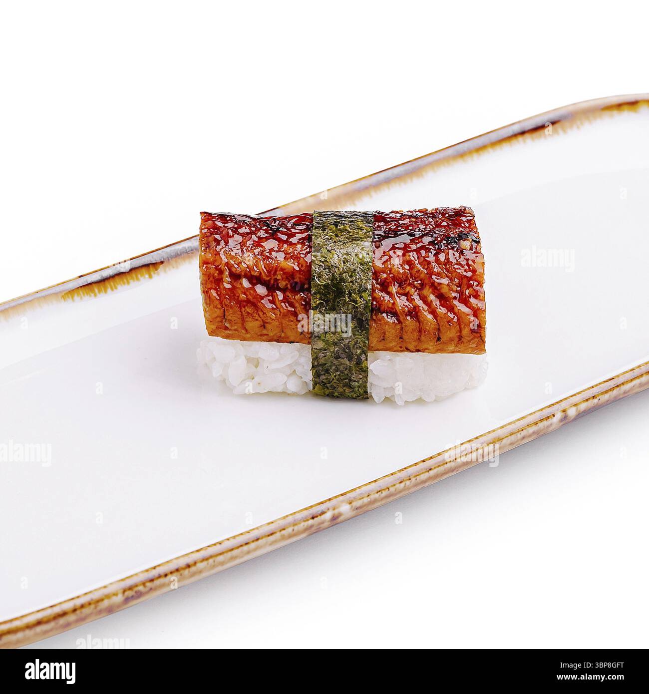 Speisen, gegrilltes Aal-Sushi wird wunderschön auf einem weißen Teller präsentiert, mit einer satten braunen Glasur und zartem Reis. Dieses Gourmet-Gericht hebt Tradi hervor Stockfoto