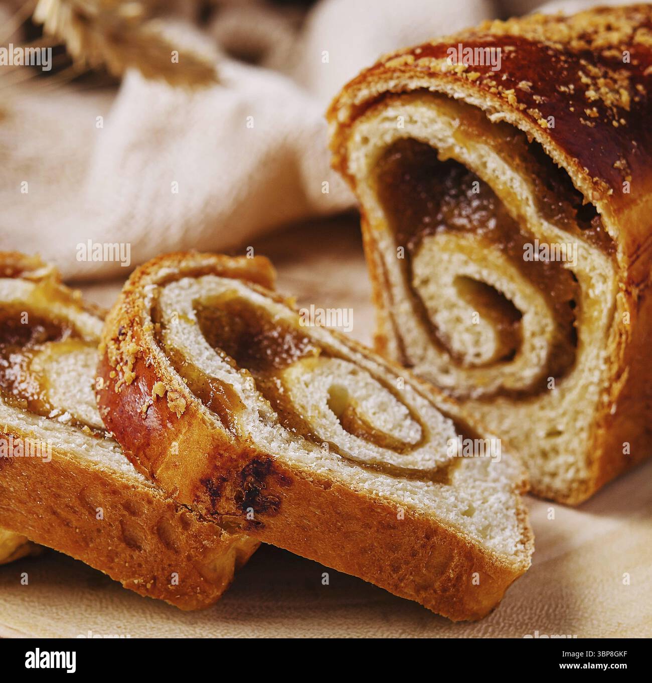 Essen, in Scheiben geschnittenes Brötchen mit Apfelmarmelade auf Holzbrett Stockfoto