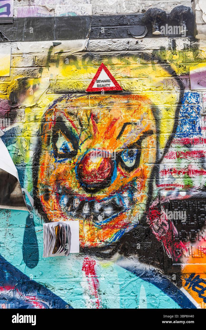 Farbenfrohe Wandgemälde an einer Backsteinmauer an der Ecke Buxton Street und Brick Lane im East End, einem berühmten kulturellen Wahrzeichen in London, Großbritannien Stockfoto