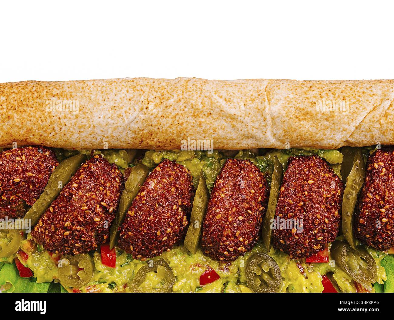 Das herzhafte Sandwich bietet knusprige Falafelbällchen in weichem Brot, garniert mit lebendiger grüner Sauce, Jalapenos und frischem Gemüse. Perfekt Stockfoto