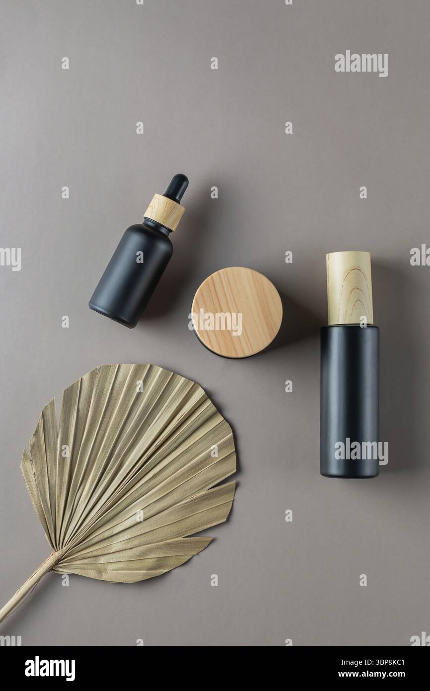 Modellierungen für kosmetische Behälter. Trendiger Hintergrund für Branding und Verpackungspräsentation. Natürliches Beauty-Konzept der Hautpflege. Serum. Essenz und sp Stockfoto