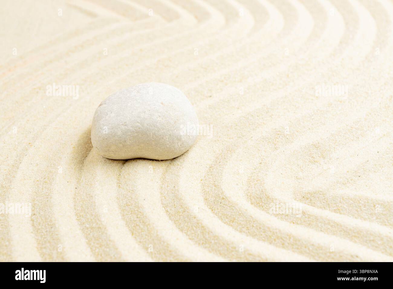 Meditationsgarten aus Zen-Stein und Sand. Spa Wellness Hintergrund für Entspannung, Harmonie, Balance und Spiritualität. Wellen auf dem Sand. Natürliche Farben Stockfoto