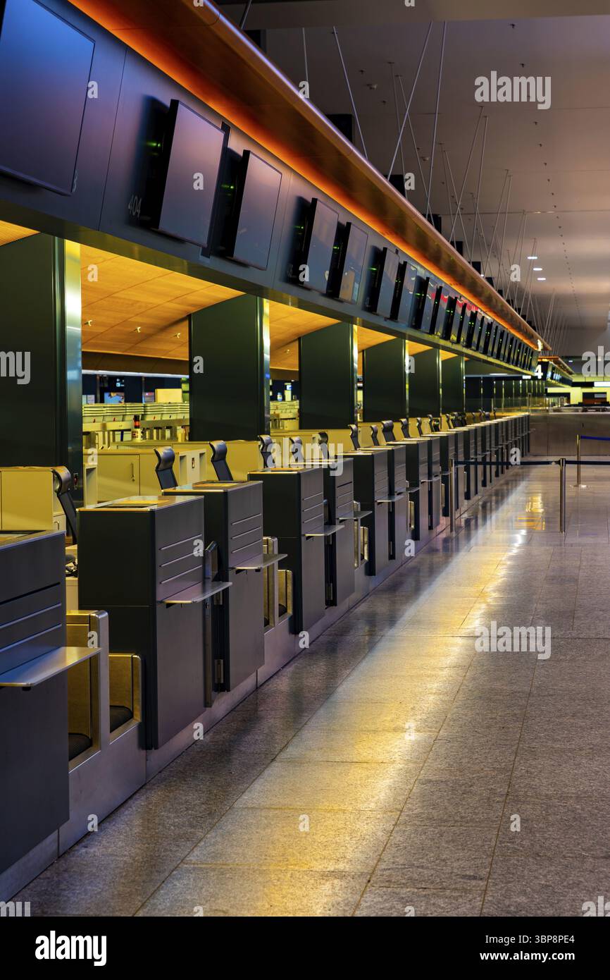 Beleuchteter und leerer Flughafen Check-in-Schalter am Flughafen Zürich bei Nacht im Flughafen Kloten, Zürich, Kanton Zürich, Schweiz, Europa Stockfoto