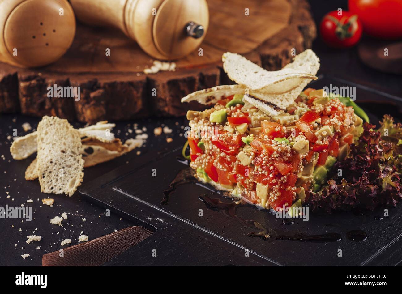 Essen, Couscous Tartar mit Avocado und Tomaten Stockfoto