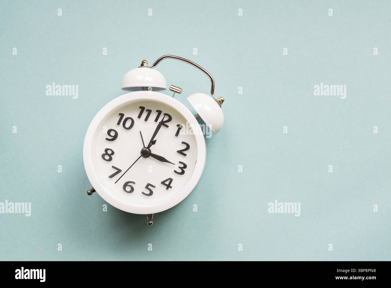 Flach legen weiß schöne neue Wecker auf blauem Hintergrund. Mit Copy-Raum Stockfoto