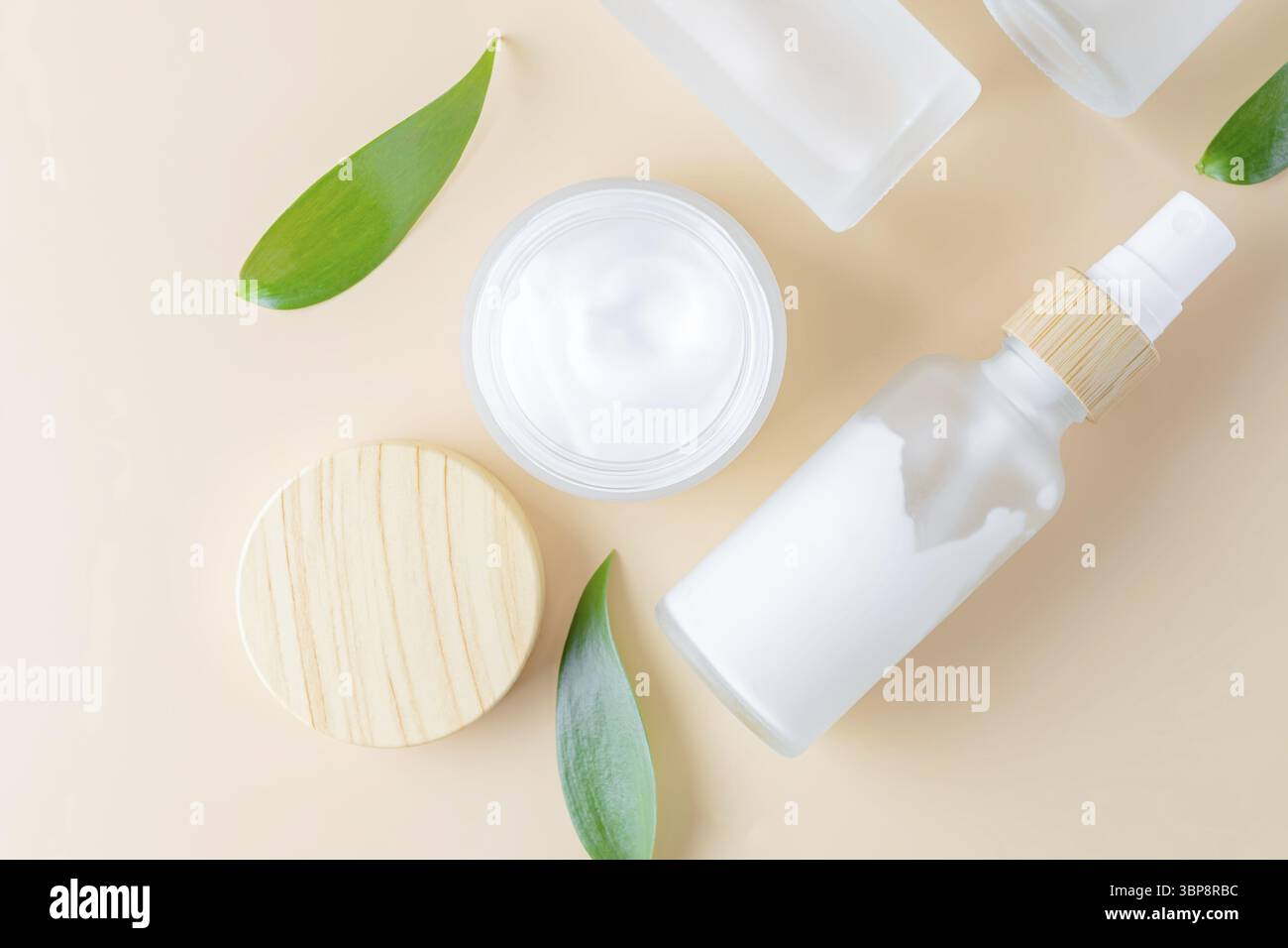 Modellierungen für kosmetische Behälter. Trendiger Hintergrund für Branding und Verpackungspräsentation. Natürliches Beauty-Konzept der Hautpflege. Serum, Creme, Essenz Stockfoto