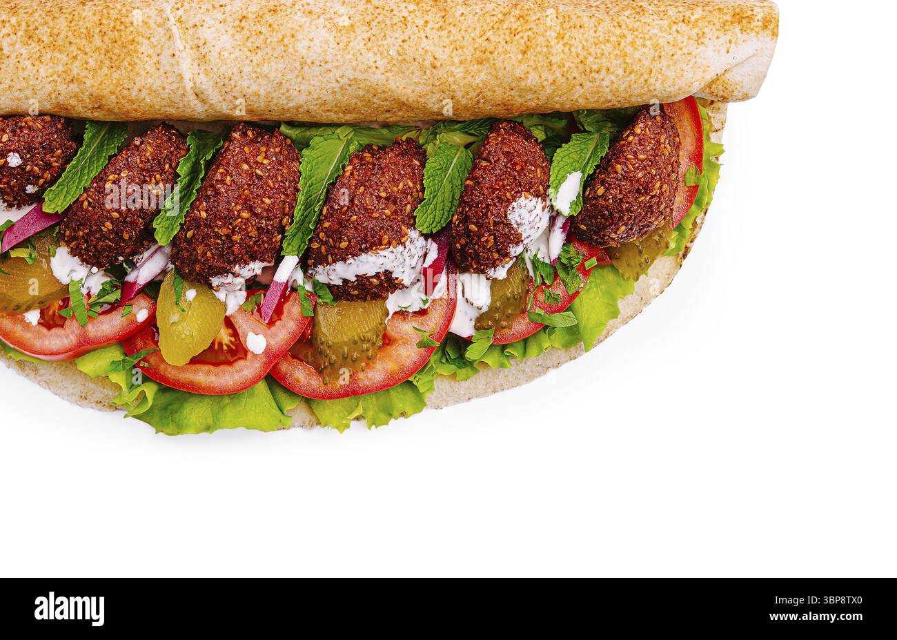 Speisen, Eine lebhafte Verpackung zeigt knusprige Falafelbällchen, eingebettet zwischen frischem Salat, Tomaten, Gurken und einem Hauch von Minze. Die farbenfrohen Zutaten schaffen das Stockfoto