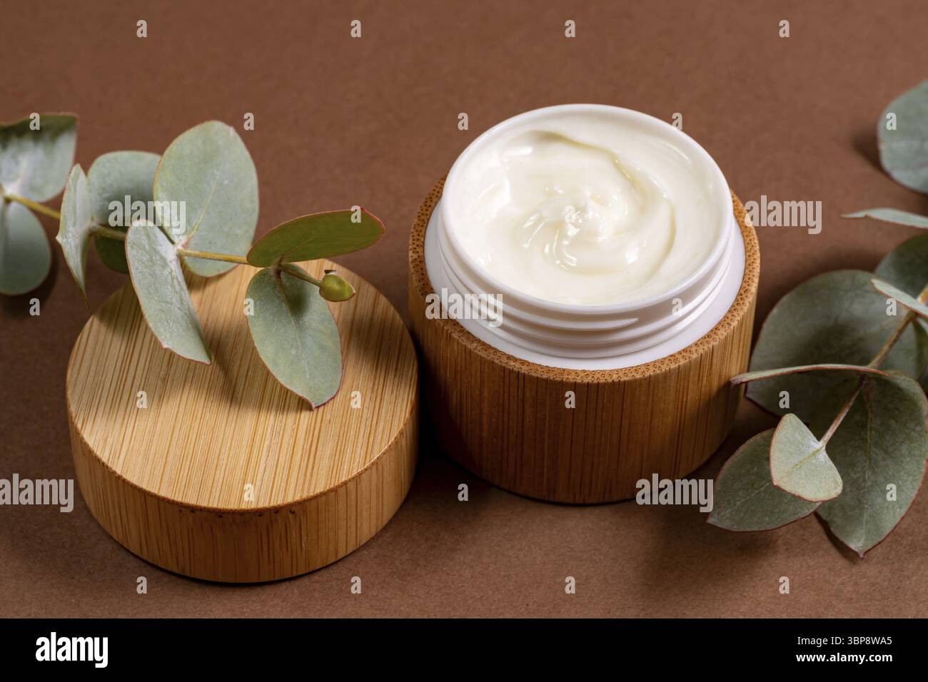 Gesichtscreme in einem Glas, luxuriöse Hautpflegekosmetik und Anti-Aging-Produkt für gesunde Haut und Schönheitsroutine. Draufsicht Stockfoto