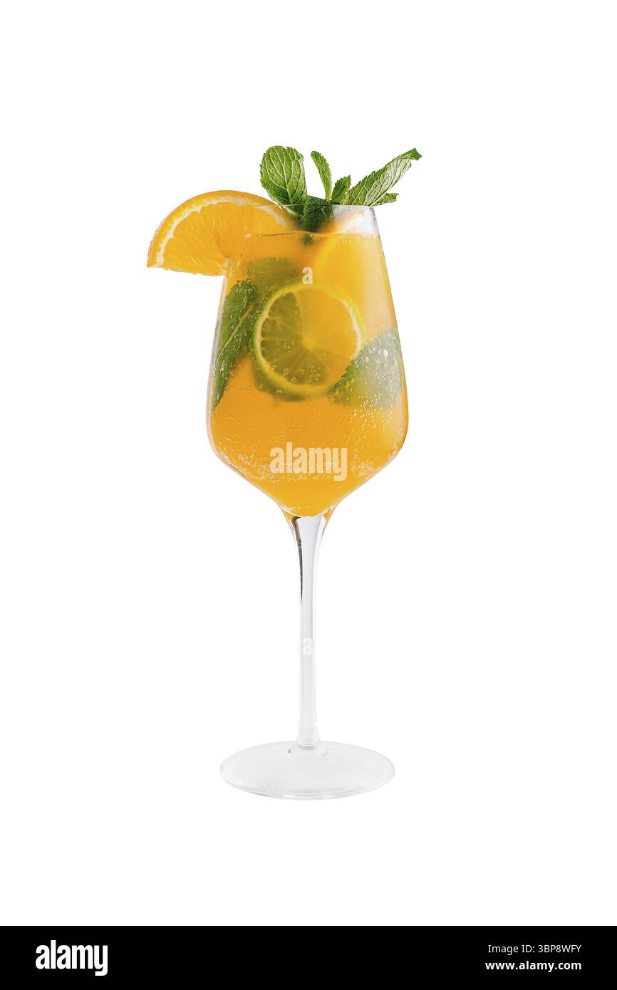 Essen, Orangencocktail mit Zitrusfrüchten und Minze auf weißem Hintergrund Stockfoto