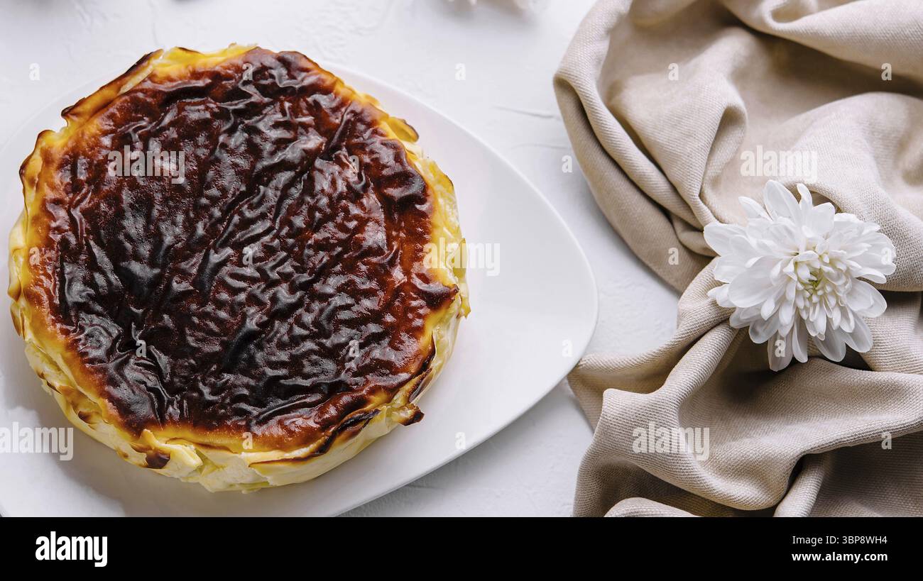Essen, köstliches Pastell de nata mit karamellisierter Platte, serviert auf einem weißen Teller, umgeben von elegantem Tischdekor Stockfoto