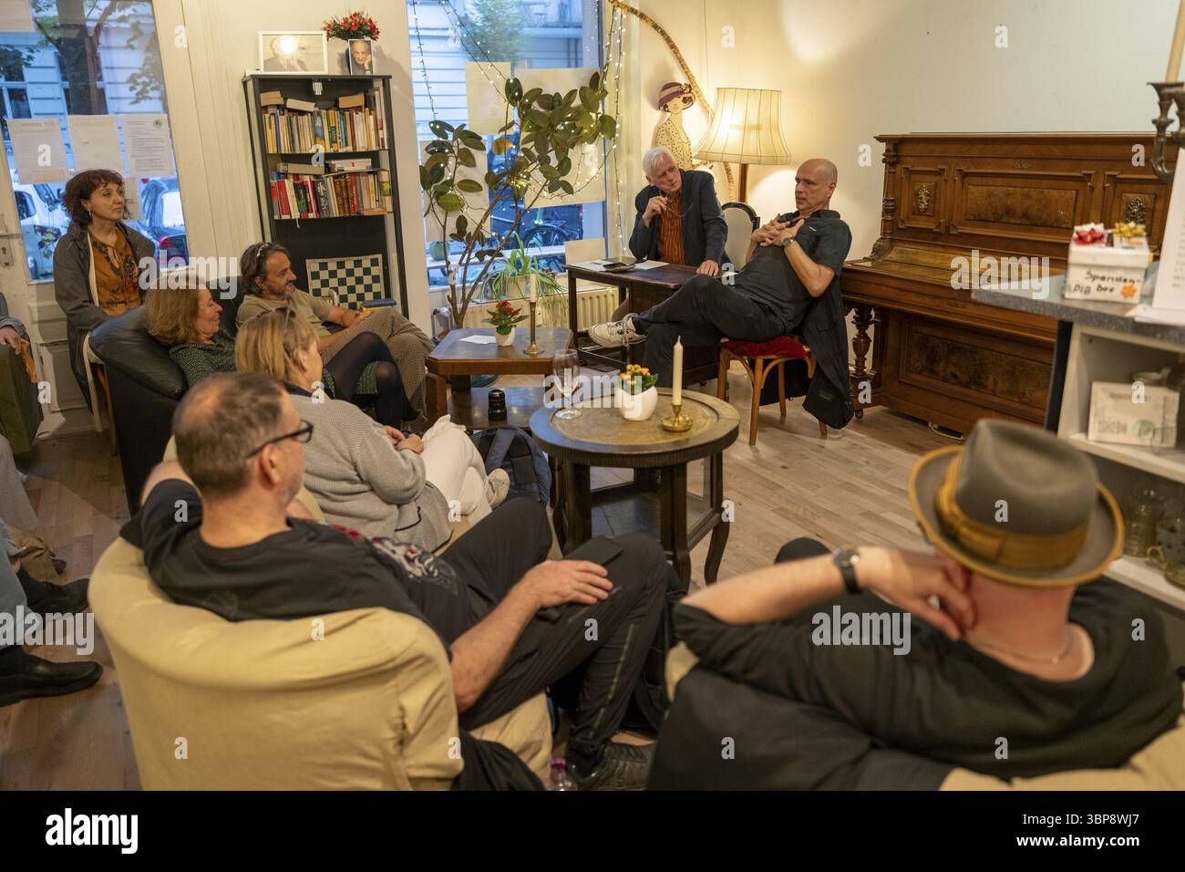 Deutschland, Berlin, 27.06.2025, Vortragsreihe zur Unterstützung von LA BOHEME in der Winsstraße 12, Initiator Torsten Schulz (links), Oscar Winner und Fernsehfilm und Stockfoto