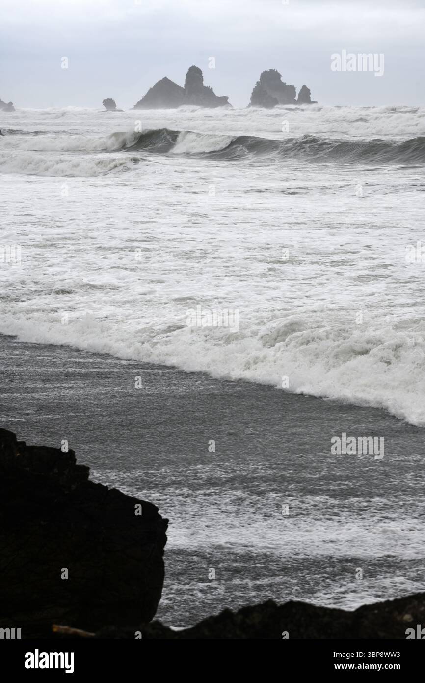 Wildes Wetter erzeugt Meeresschaum und stürzende Wellen an der Westküste der Südinsel in Neuseeland Stockfoto