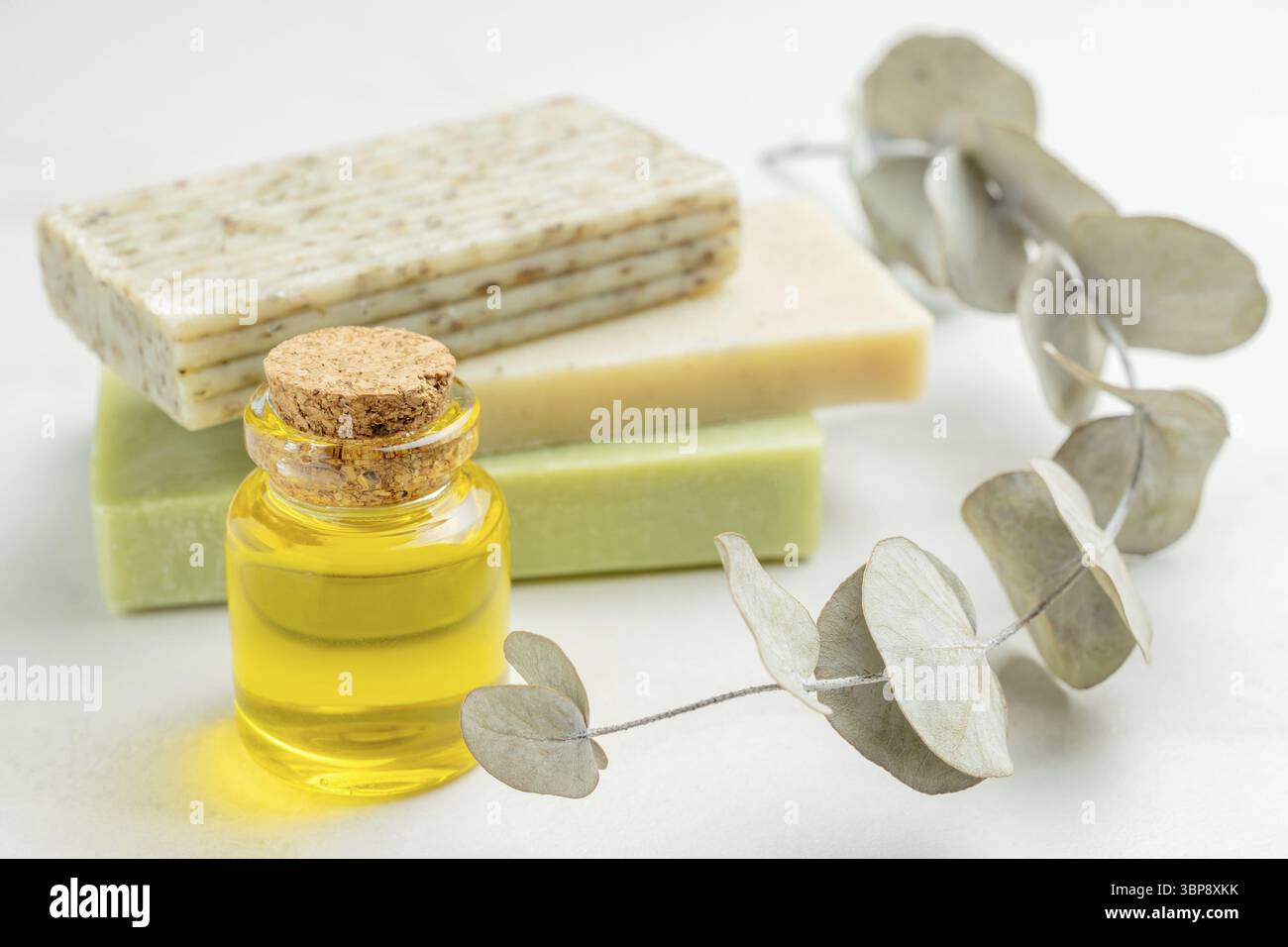 Natürliche handgemachte Seifenstuecke auf Holzuntergrund, Eukalyptusoel als Hauptbestandteil. Seife für geschaedigte und trockene Haut. Bio-Produkte Stockfoto
