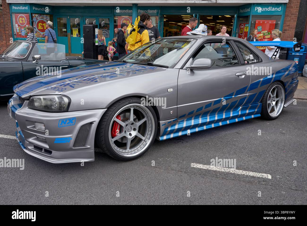 Nissan Skyline GT-R R34 Japanische Sportlimousine entkalkt sich in den Filmfarben Fast and Furious, die vom späten Paul Walker 2003 angetrieben wurden Stockfoto