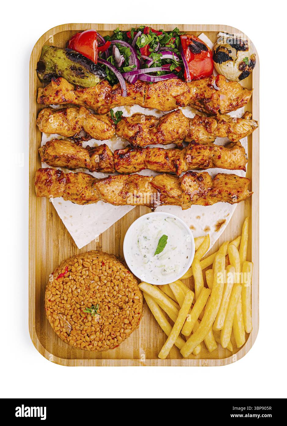 Speisen, Eine lebendige Platte mit gegrillten Hähnchenspießen, frischem Gemüse, gewürztem Reis und knusprigen Pommes frites. Das Gericht ist bunt und appetitlich Stockfoto