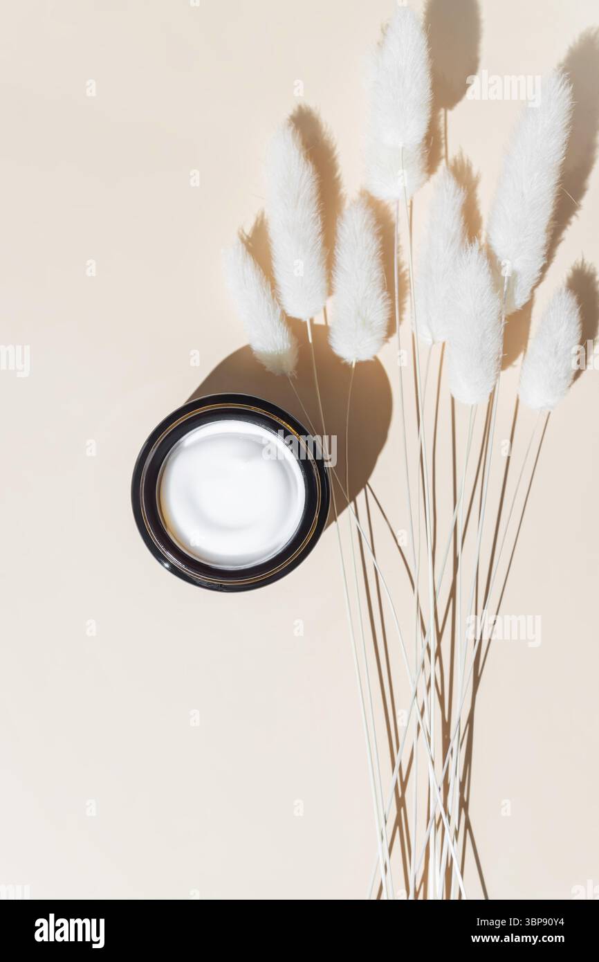 Hautpflege-Kosmetik, Gesichtscreme Feuchtigkeitsglas auf beigem Hintergrund, Schönheitsprodukt Flatlay Close-up Stockfoto