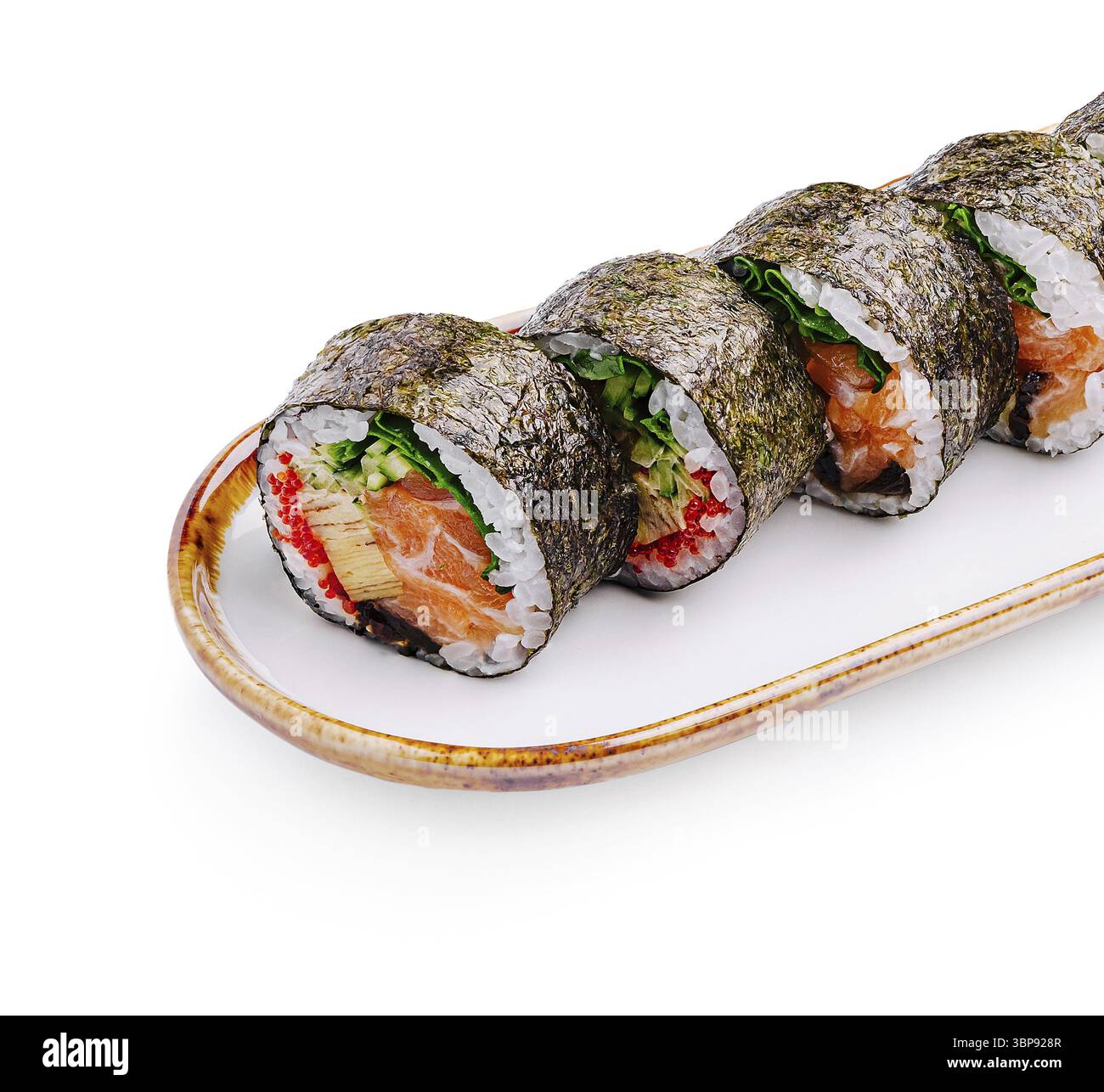 Speisen, bunte Sushi-Brötchen sind sorgfältig auf einem dekorativen Teller angeordnet. Jede Rolle zeigt Schichten von frischem Fisch, Gemüse und Reis, wodurch ein i entsteht Stockfoto