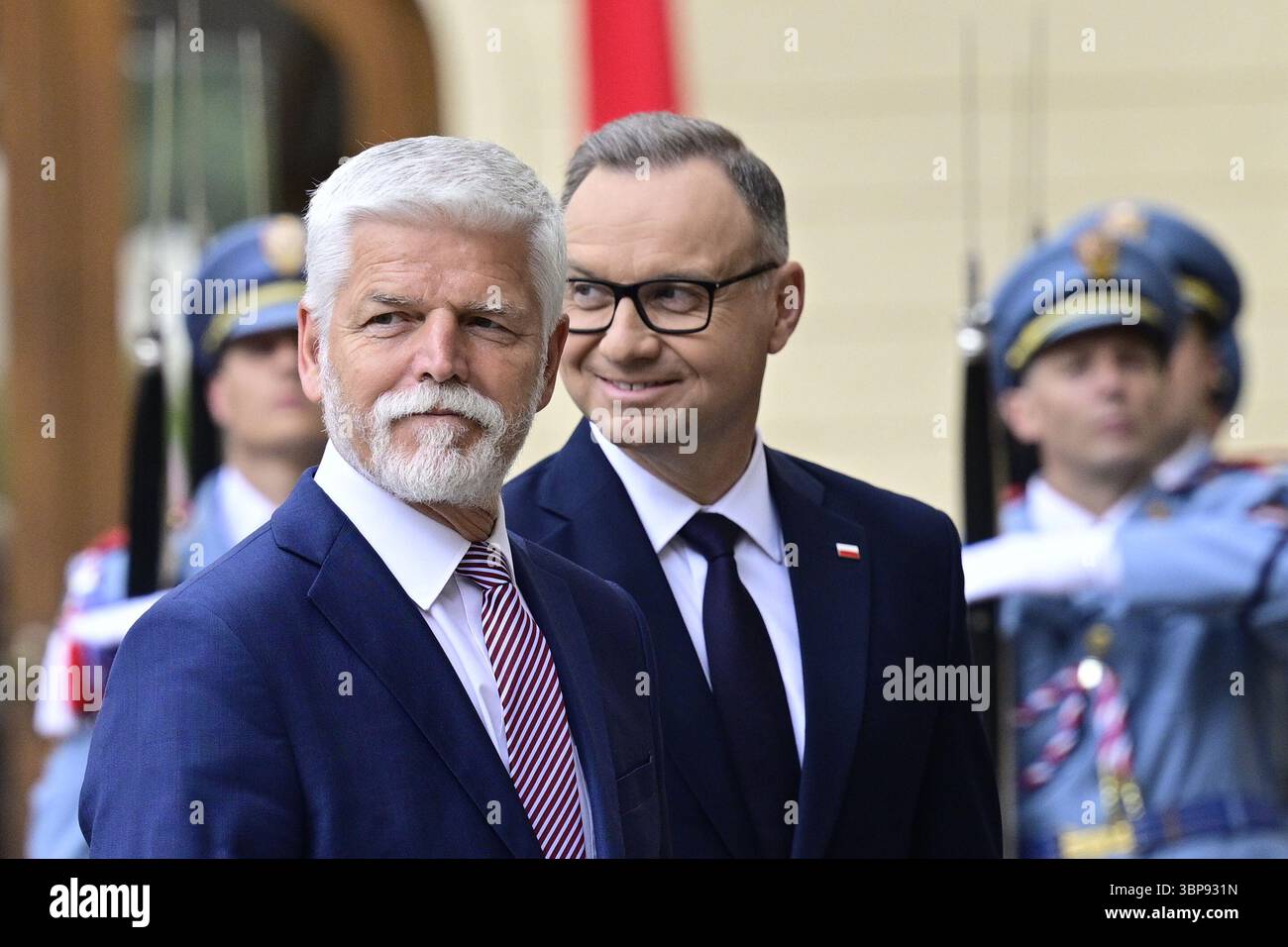 Prag, Tschechische Republik. Juli 2025. Von links empfängt der tschechische Präsident Petr Pavel den scheidenden polnischen Präsidenten Andrzej Duda am 7. Juli 2025 in der Prager Burg in der Tschechischen Republik. Quelle: Roman Vondrous/CTK Photo/Alamy Live News Stockfoto