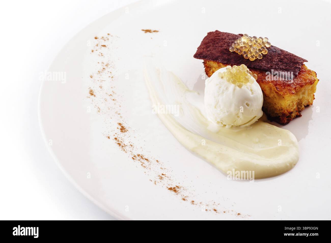 Essen, molekulare Küche. Kuchen Muffin und Eis Stockfoto
