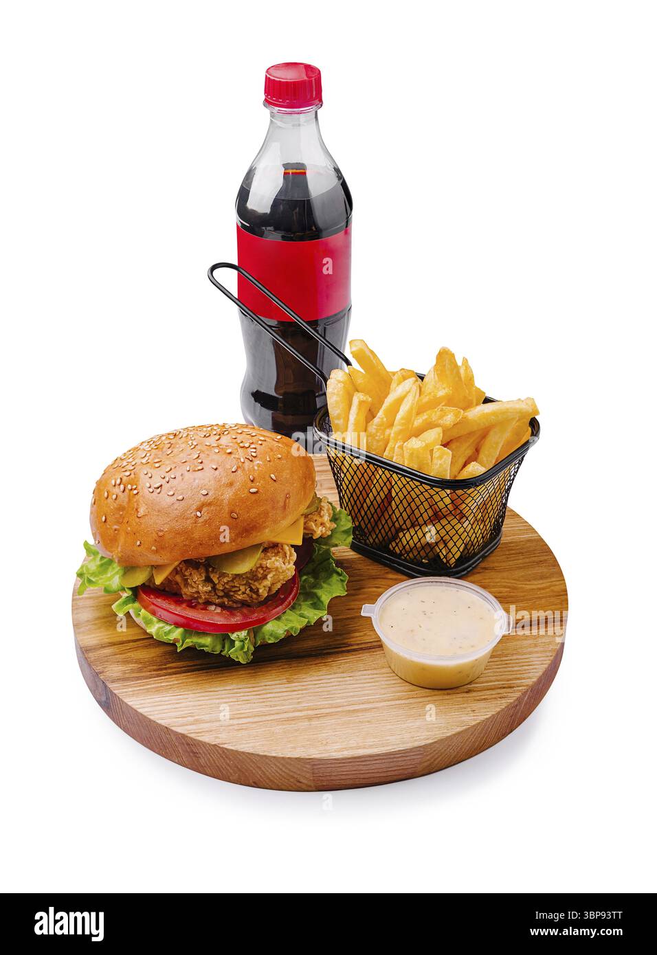 Essen, Ein köstlicher Burger mit Salat und Tomaten, serviert neben knusprigen Pommes Frites in einem Korb und einem alkoholfreien Getränk in einer Flasche, ideal für eine schnelle Mahlzeit A Stockfoto