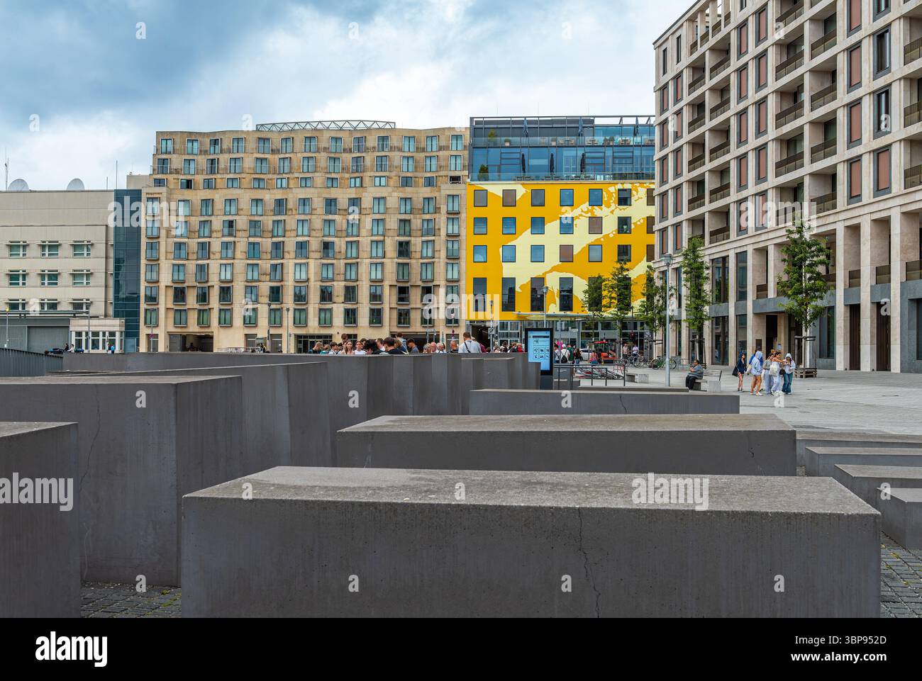 Besucher der Gedenkstätte für die ermordeten Juden Europas, Berlin, Deutschland Stockfoto